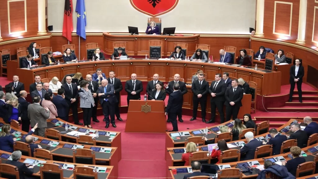 Seancë e tensionuar në Kuvend/ Berisha i përjashtuar, deputetët e tij bllokojnë foltoren! Kërkojnë interpelancë me Ramën