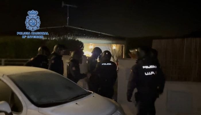 U kapën në një shtëpi bari, arrestohet ish-ushtaraku shqiptar dhe bashkëshortja e tij! Iu gjetën 131 kg kanabis, si u zbuluan