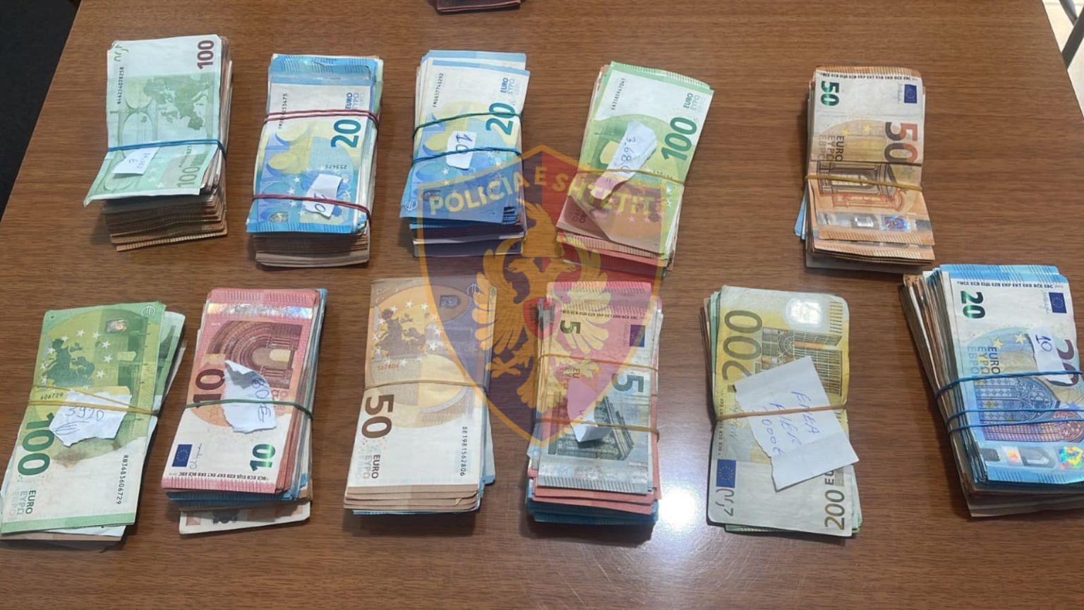 Tentuan të kalonin me 125 mijë euro të padeklaruara, arrestohen 2 shoferë autobusësh në Portin e Durrësit