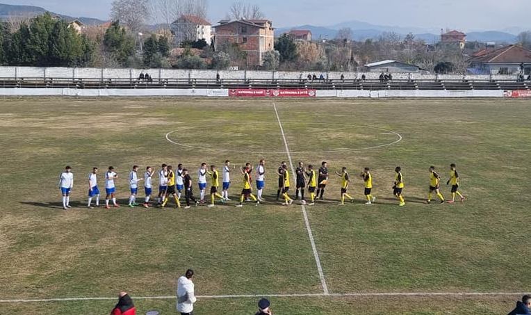 20 minuta sherr masiv në futbollin shqiptar, arbitri ndërpret ndeshjen