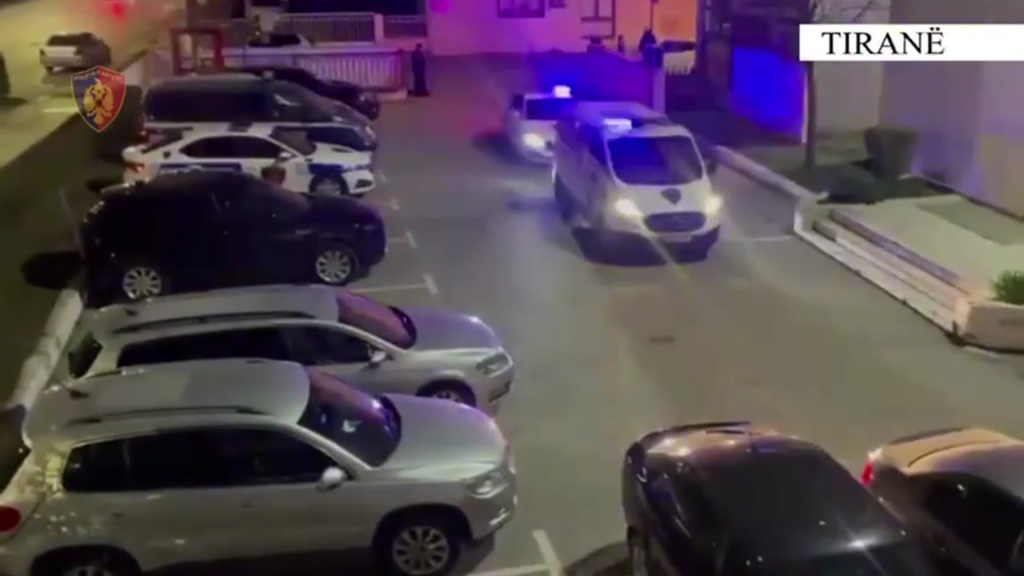 Me pistoletë e kokainë në makinë, rrugëve të ish-Bllokut, policia kap në flagrancë dy djem. Momentet e ndalimit (video)