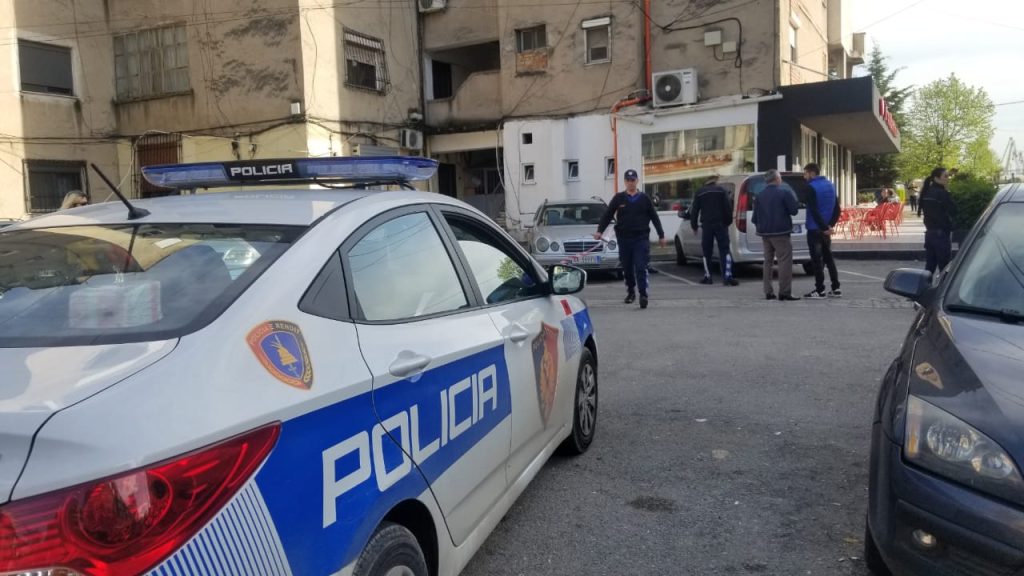 Gjendet pa shenja jete në trotuar 60-vjeçari! Dyshimet e policisë mbi ngjarjen