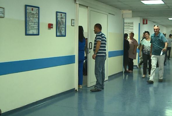 Goditën me grushte një mjeke dhe dëmtuan dyert dhe dritaret e spitalit, arrestohen dy persona (EMRAT)