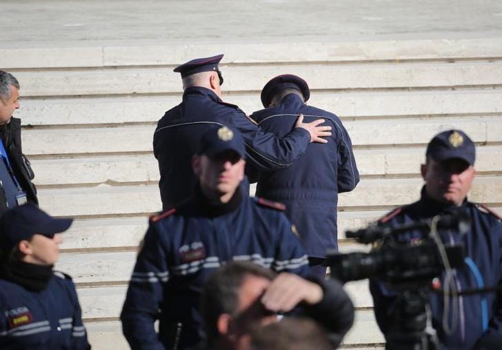 Protesta e opozitës para Parlamentit/ Policia “blindon” hyrjen e Kuvendit ku do të futen deputetët, rreth 1100 efektivë në gatishmëri