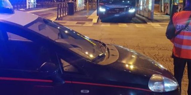 U hedh në kokë karrigen e aspiratorin, shqiptari përleshet me karabinierët, e neutralizojnë me pistoletën elektrike