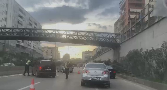 Aksident në Durrës, përplasen dy makina te mbikalimi i Plepave, tre të plagosur