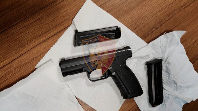 Sherr me armë zjarri në Tiranë, policia parandalon përshkallëzimin dhe arreston dy të rinjtë, në pranga dhe babai i njërit prej tyre