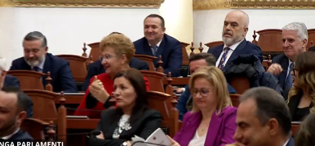 Berisha-Gjiknurit: Mos fol se je McGonigal, i jepje medalje e dekorata… Taulanti i gjente biznesmenë