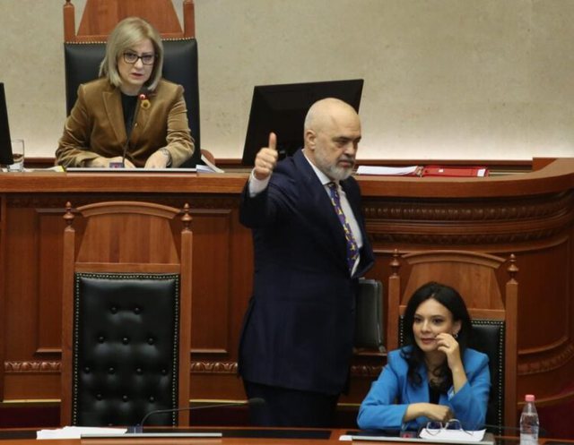 Batutat pa mikrofon në Kuvend! DEBATI mes Salianjit dhe Ramës, deputeti: E ke shumë të dobët hartimin