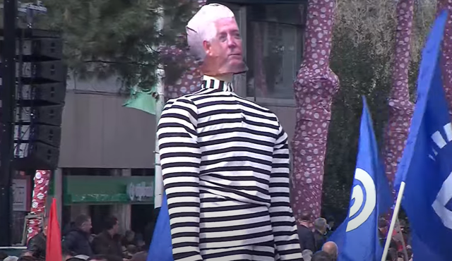 Manekinë të veshur si Rama dhe McGonigal, çfarë po transmeton rinia sot në protestën e opozitës