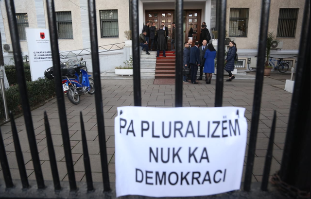 Gjyqi për vulën e PD në Apel/ Seanca vazhdon prej 5 orësh, mbyllet shqyrtimi, gjyqtarët tërhiqen për vendim