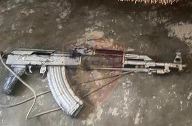 Armëmbajtje pa leje, arrestohet 31-vjeçari në Durrës, sekuestrohet kallashnikovi, municionet dhe kapsolla detonatore