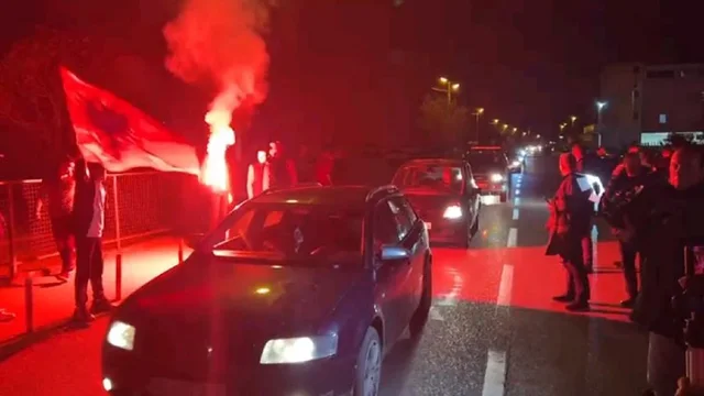 Zgjidhet kryetari i komunës së Tuzit në Malin e Zi, Nik Gjeloshaj fiton mandatin, shqiptarët festojnë kuqezi