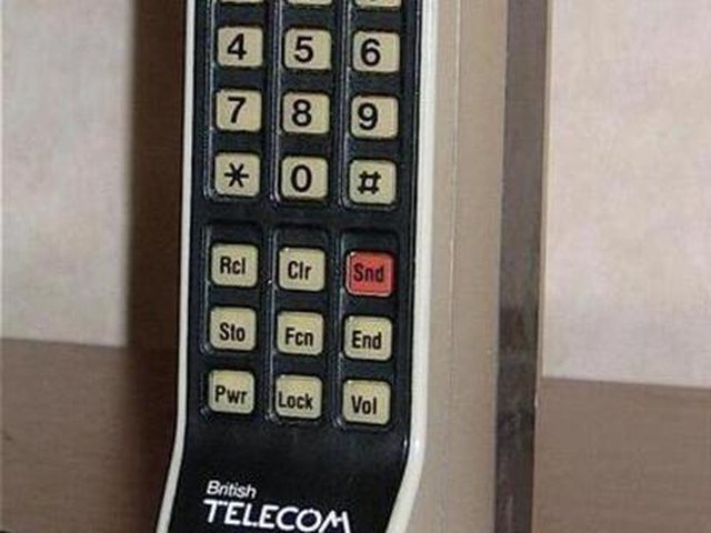 Motorola, telefoni i parë celular feston sot ditëlindjen e 40