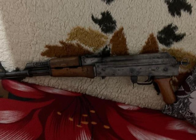 Ngjarje e rëndë në Dibër, 15-vjeçari plagos aksidentalisht nënën e tij me kallashnikov