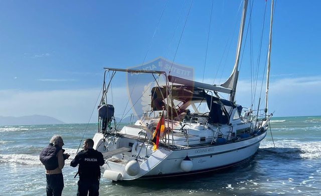 Shpëtohet gjermani që kishte ngecur me velierë në grykëderdhjen e Vjosës