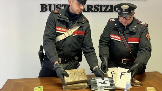 Arrestohet shqiptari në Itali, kapet me 8 kg kokainë e 60 mijë euro