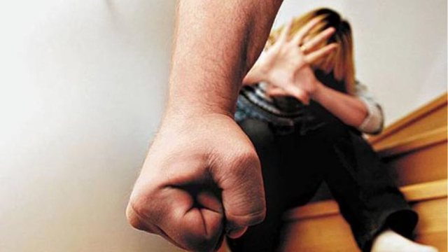 “E goditi me grushta në kokë dhe gjoks”/ E rëndë në Greqi, babai shqiptar dhunon vajzën e tij shtatzënë
