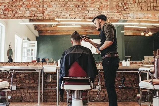 ‘Mafia shqiptare në Angli’/ Mediat britanike: Bandat po përdorin berberhanet si bazë për trafikimin e qenieve njerëzore