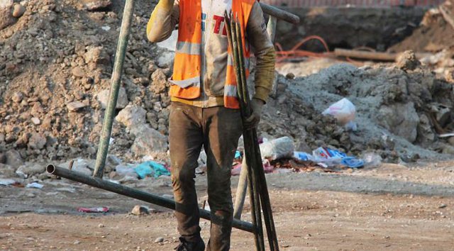 Ekonomia në informalitet/ Raporti i DASH: 57% e punonjësve nuk sigurohen, shkelje në fasoneri, miniera dhe ndërtimi