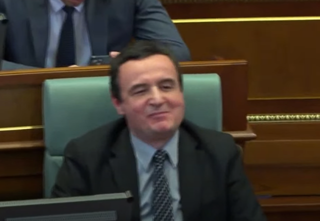 VIDEO/ Degradon Kuvendi i Kosovës, deputeti shan Kurtin: Pu të …