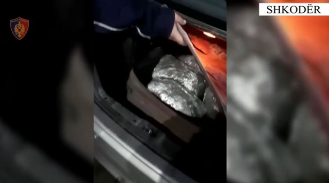 Tentuan të trafikonin 17 kg kanabis drejt Malit të Zi, arrestohen 3 persona në Shkodër