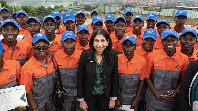 Depërtimi i emigrantëve/ Braverman vizitoi kampin në Ruanda, firmoset marrëveshja e përditësuar