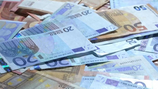 I nis me postë brenda librit ”Historia e gjuhësisë”, zbulohet skema e 20-vjeçarit që shiste euro false në “Tik Tok”: I porosis në internet