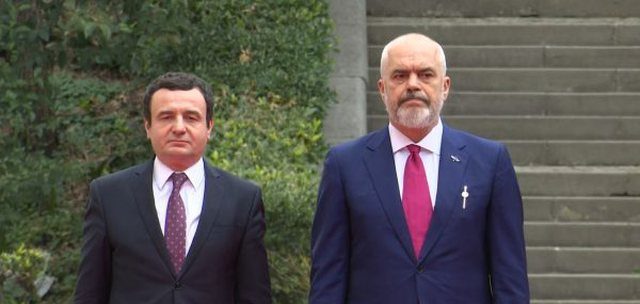 Kurti në Tiranë, shoqërohet nga kabineti qeveritar, takime me Begajn, Nikollën dhe Ramën