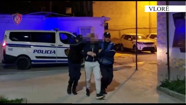 Dyshohet se do kryente një krim të rëndë, u kap me 3 armë zjarri dhe eksploziv me telekomandë në Vlorë, lihet në burg 23 vjeçari