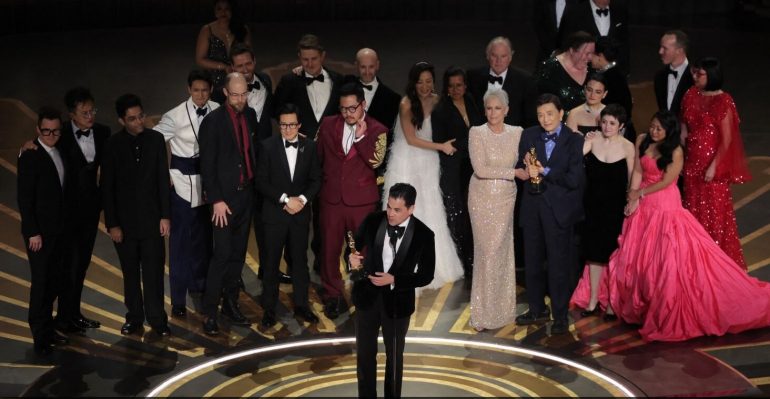 Filmi “Everything Everywhere All at Once” fituesi i madh, rrëmben 7 çmime Oscar