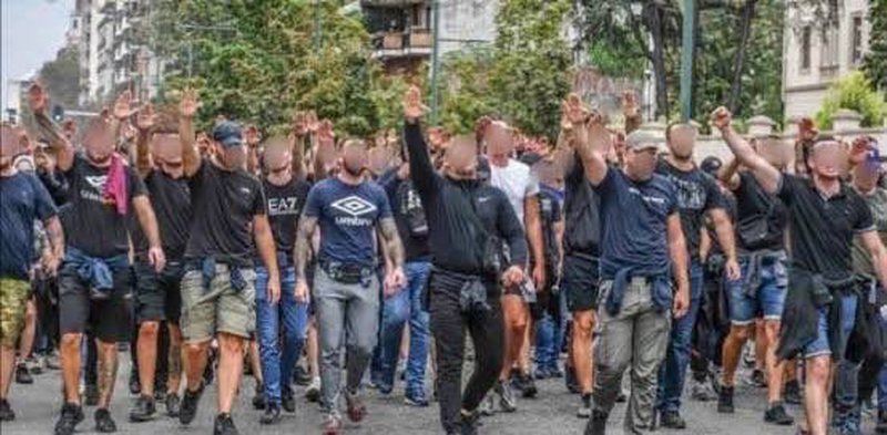 TIfozët kroatë dhe ukrainas festojnë, përshëndeten si nazistë edhe me bomba!