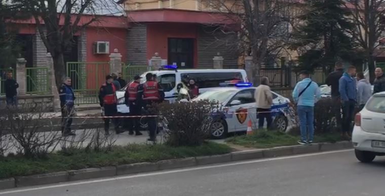 Aksident në Korçë, automjeti përplas këmbësorin, detajet e para