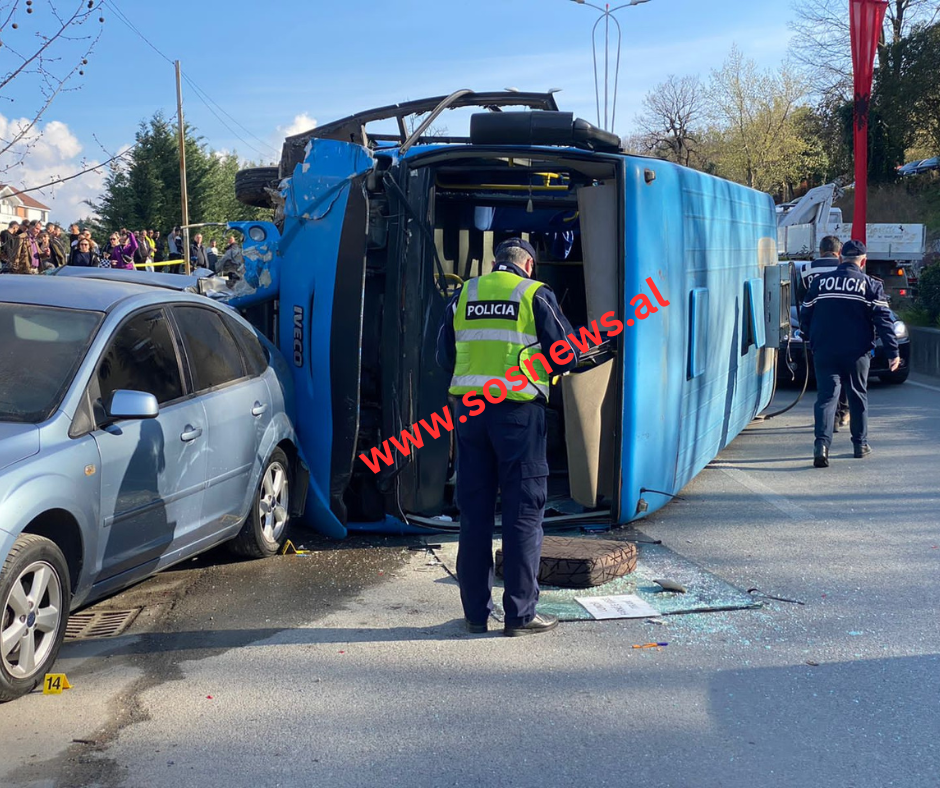 ME VIDEO- U përplas me një makinë, aksident i rëndë në Tiranë përmbyset autobusi, xhama kudo