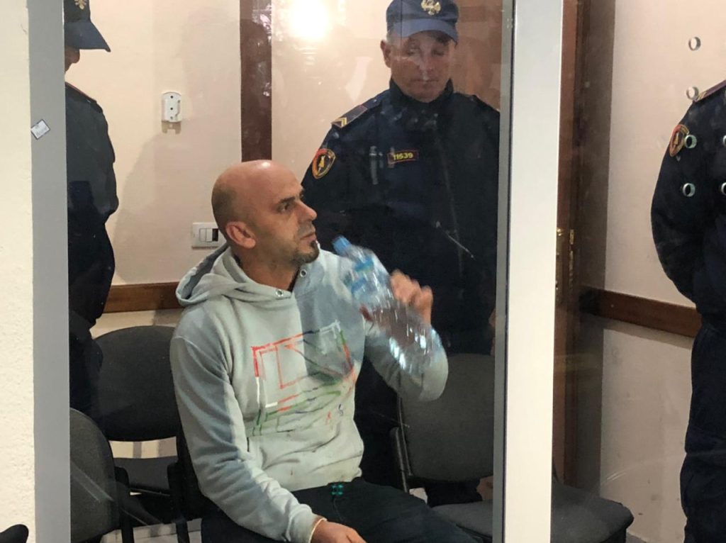 Vrasësi i trefishtë Dan Hutra del para Gjykatës së Tiranës, sportiv dhe i qetë nuk shpreh pendesë për gratë që vrau
