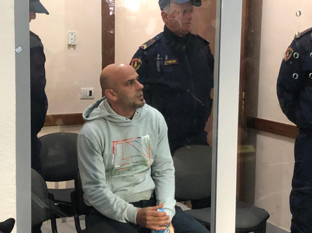 Bluza me gjakun e viktimave, killeri i 3 grave vazhdon mizorinë edhe në gjykatë…