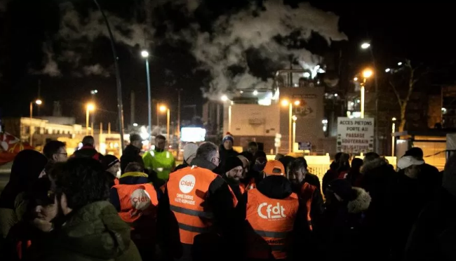 Rritja e moshës së pensionit/ Protestuesit në Francë bllokojnë ngarkesat me karburant, mbi 1 mln njerëz mbushin rrugët