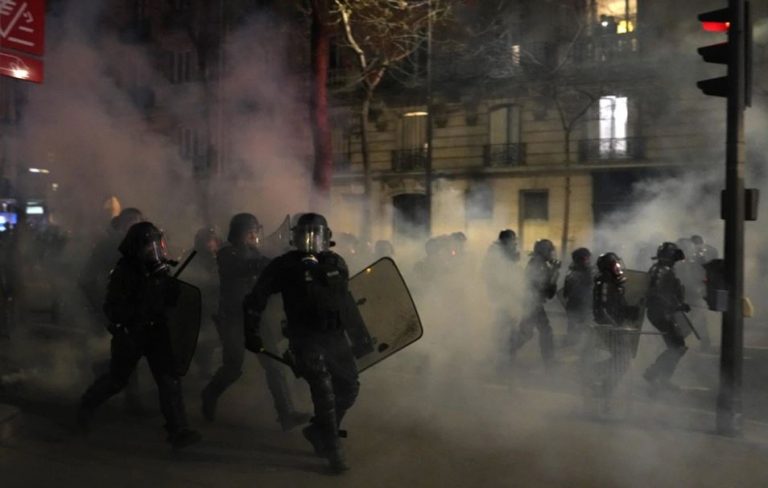 Protesta kundër reformës së pensioneve në Francë/ Përplasje të dhunshme mes policisë dhe demonstruesve