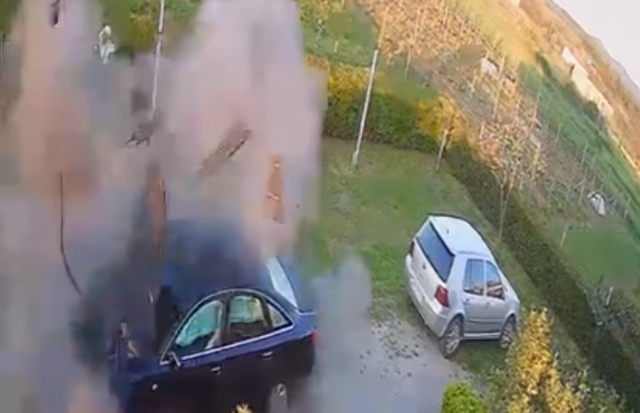 ME VIDEO- Momenti kur shpërthen makina e kreut të PD-së në Vaun e Dejës, shpëton Ndreca, nëna e tij: Ahh, e mjera unë