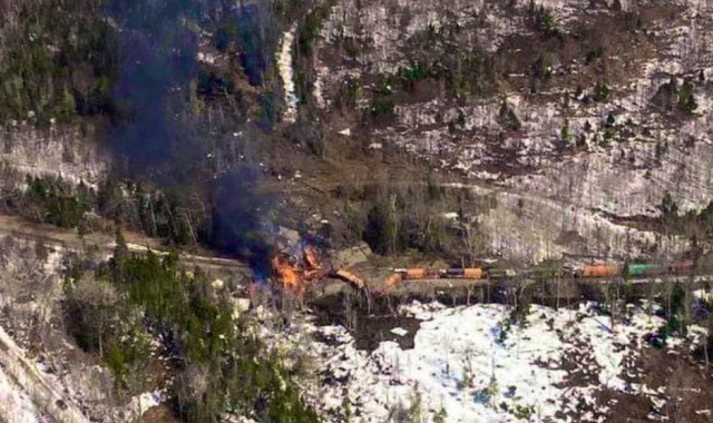 Treni i mallrave del nga shinat në SHBA, shpërthen në flakë, tre të plagosur (PAMJET)