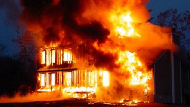 Sherr në familje në Llakatund, dhëndri i vë flakën shtëpisë, digjet edhe një banesë tjetër