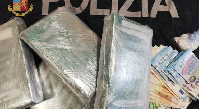 Me mbi 5 kg kokainë dhe 40 mijë euro cash! Shqiptari ‘kapet mat’ nga Policia italiane, 30-vjeçari vihet në pranga