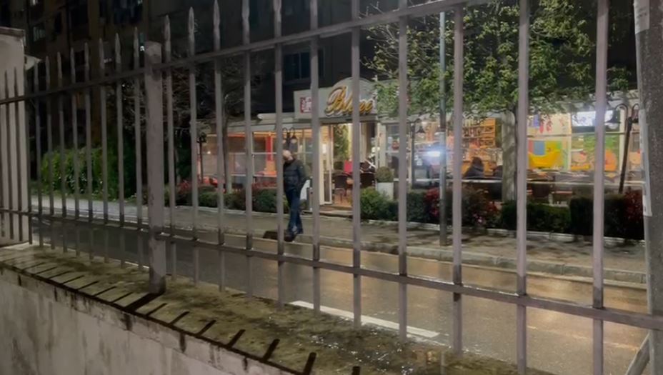 U sulmuan me thikë nga 40-vjeçari në Laprakë, njëri prej 3 të plagosurve në gjendje kritike pasi ka marrë goditje në zemër! Kush është italiani që… (EMRAT)