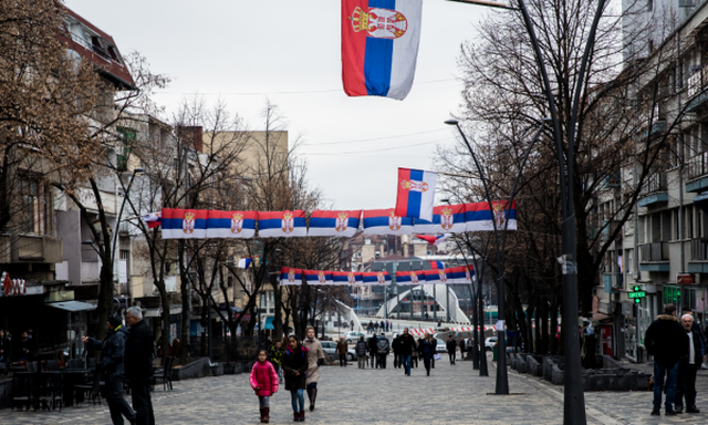 Sulmohen dy shqiptarë në Mitrovicë, rreth 20 persona me maska i dhunojnë fizikisht