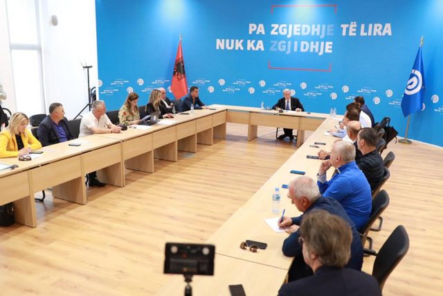 Dhuna në mbledhjen e Kryesisë së PD-së, Berisha: Skenar i Ramës, e bënë gangsterë dhe rrugaçë