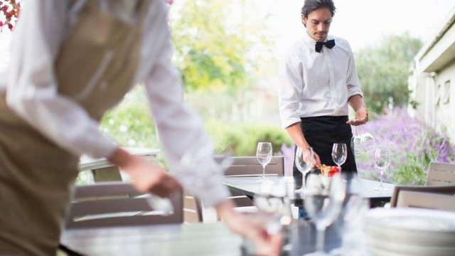 Kriza për punëtorë, 40% e të punësuarve në turizëm këtë vit janë të rinj