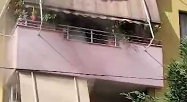 Merr flakë kati i dytë i pallatit në Yzberisht, zjarrfikësja në vendngjarje