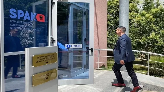 HETIMET- Ish-zv.kryeministri shkon në SPAK, mediat e presin “GATI”/ Ahmetaj-gazetarëve: Ça lajmi ë…