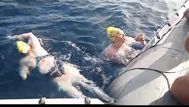 Pas 27 orësh në det të hapur, atletja shqiptare Eva Buzo shfaq problemet e para gjatë notimit