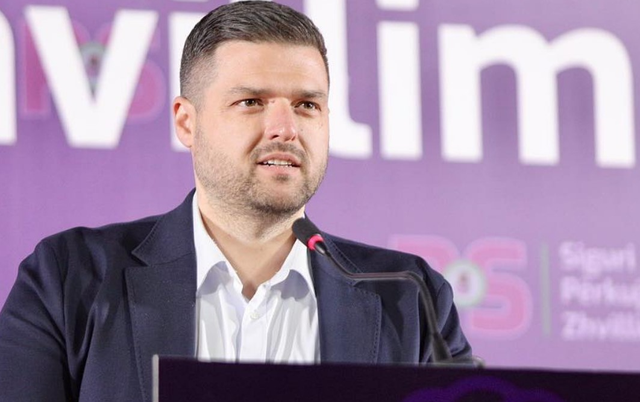 Bashkëshortja e kryebashkiakut të ri të Patosit e shpallur në kërkim për korrupsion